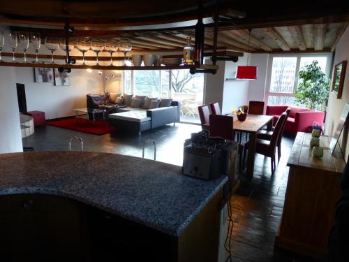 ein Wohnzimmer mit einem Sofa und einem Tisch in der Unterkunft Penthouse Apartment in Vaduz in Vaduz