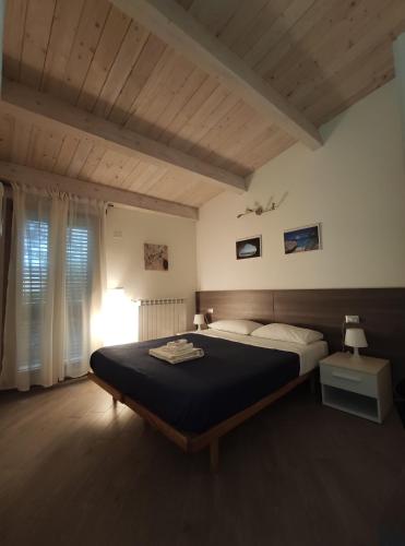 Un dormitorio con una cama grande y una ventana en Memento, en Ossi