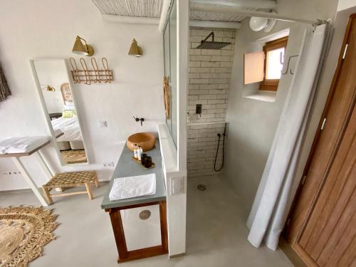 La petite salle de bains est pourvue d'un lavabo et d'un miroir. dans l'établissement Hortas do Rio - Casa de Campo, à Carrapateira