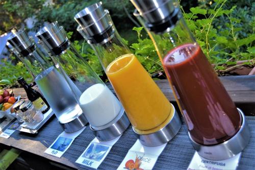 una mesa cubierta con diferentes tipos de bebidas en jarrones en Triestè59 B&B, en Trieste