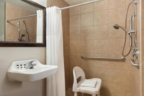 A bathroom at Country Inn & Suites by Radisson, Gainesville, FL