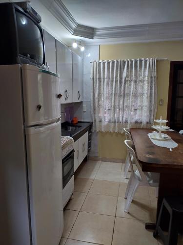 Η κουζίνα ή μικρή κουζίνα στο Budget Apartamento Na Praia Ubatuba