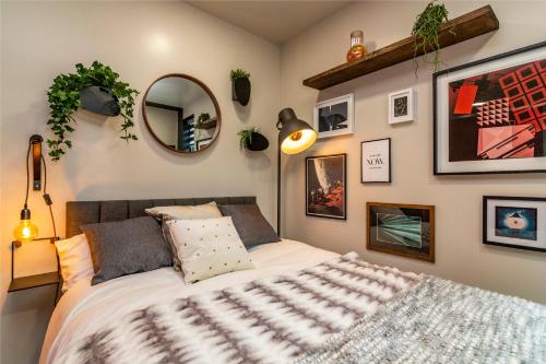 Cama o camas de una habitación en Romantic Getaway Studio Pods close to City Centre with FREE WIFI