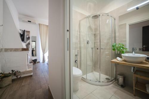 La salle de bains est pourvue d'une douche, de toilettes et d'un lavabo. dans l'établissement Maison Coquette, à Rome