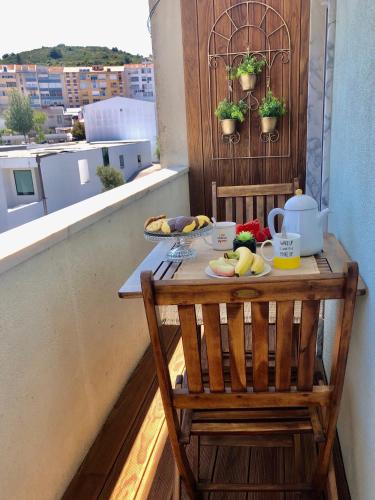a table on a balcony with a tray of food at Apartamento T1 no centro TÊ-U in Torres Vedras