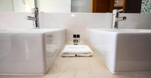 Ένα μπάνιο στο LUXURY APARTMENT - T1 vue sur piscine - PRAIA DA LUZ