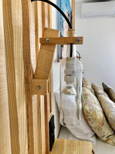 a light hanging on a wall next to a couch at Apartamento T1 no centro TÊ-U in Torres Vedras