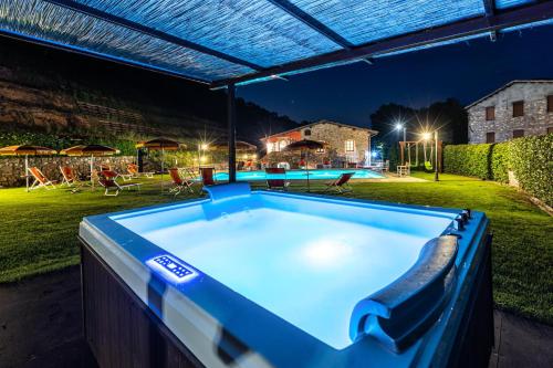 - une piscine dans un jardin la nuit dans l'établissement Casa Di Meo, à Monsagrati