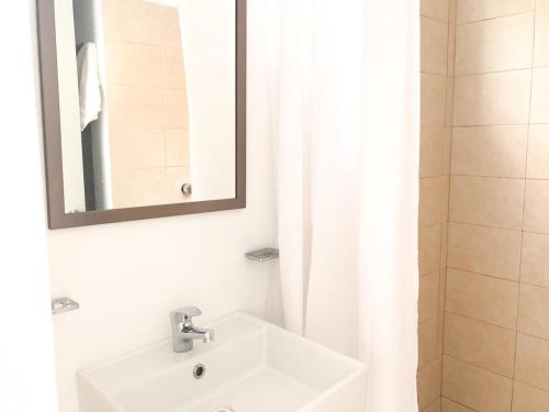 y baño con lavabo, espejo y ducha. en Modern Pool Side 3 Bedroom House, Puerto Vallarta, en Puerto Vallarta