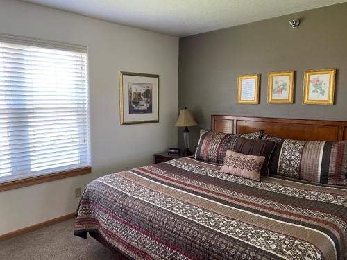 1 dormitorio con cama y ventana en Nauvoo Vacation Condos and Villas, en Nauvoo