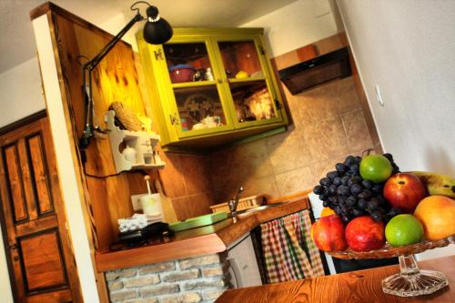 una cucina con un cesto di frutta su un bancone di Apartment with soul a Mošćenička Draga