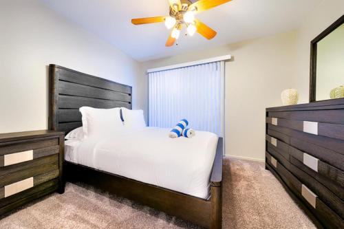 Perfect Newport Beach Location With Spa I & II tesisinde bir odada yatak veya yataklar