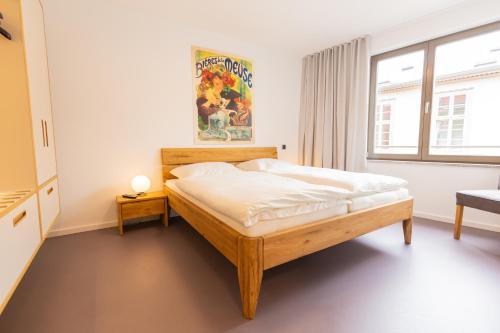 1 dormitorio con cama y ventana grande en Ferienwohnungen Noah zu Erfurt, en Erfurt