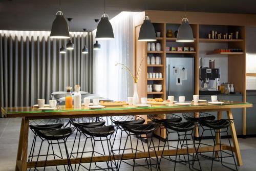 - une salle à manger avec une table et des chaises dans l'établissement OKKO Hotels Nantes Centre Ville, à Nantes