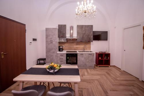 Kuchyň nebo kuchyňský kout v ubytování Giuseppe Verdi Luxury Apartments Catania Centro