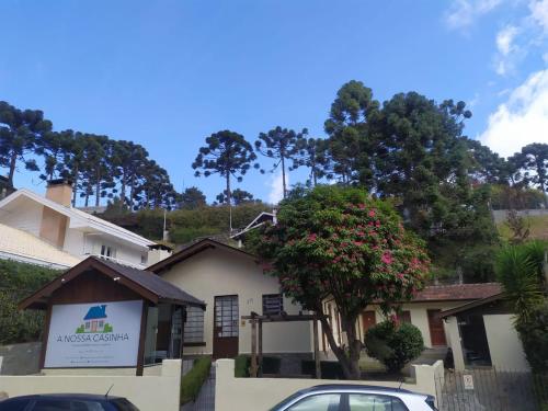 a building with cars parked in front of it at ANC CAPIVARI - 400m do Parque Capivari in Campos do Jordão