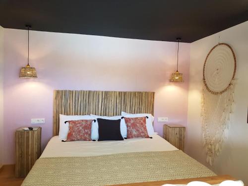 Een bed of bedden in een kamer bij Romantic SWEETY COTTAGE WITH ITS PRIVATE POOL & GEORGEOUS VIEW