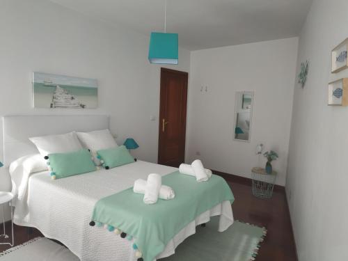 A bed or beds in a room at Casa Amelia 1ªP a 50 m Camino de Santiago