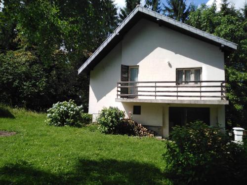 Κήπος έξω από το Planinska kuća Vladanka - planina Goč - banjska strana - preko puta ski staze