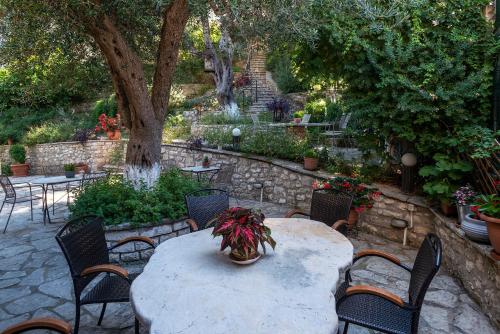 Κήπος έξω από το Hotel Oriana - Adults Only