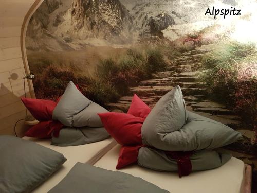 un grupo de almohadas en una mesa con una pintura en Apartment Kramer und Alpspitz, en Garmisch-Partenkirchen