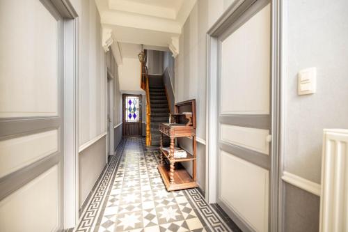 um corredor com piso em azulejo e uma escada em de Oude Brouwerij em Aalter