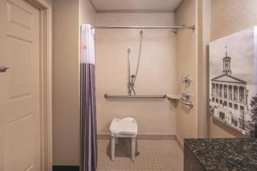 A bathroom at La Quinta by Wyndham Smyrna TN - Nashville