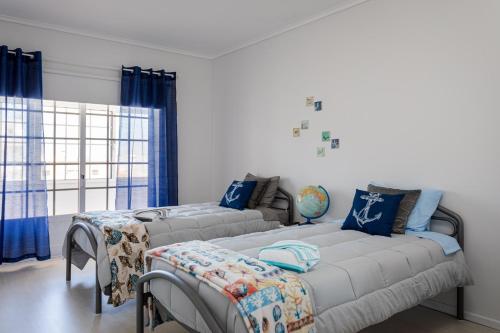 Ένα ή περισσότερα κρεβάτια σε δωμάτιο στο Marinha- AL