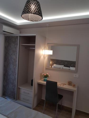 Кровать или кровати в номере Marathon Studios & Apartments