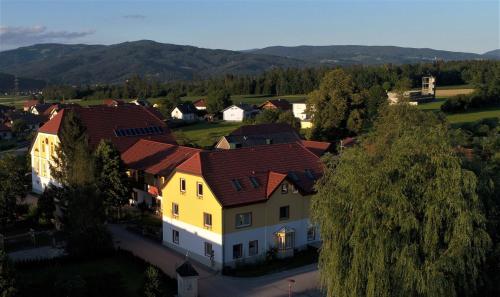 een groot geel huis met een rood dak bij Werkhof Bistrica in Hof