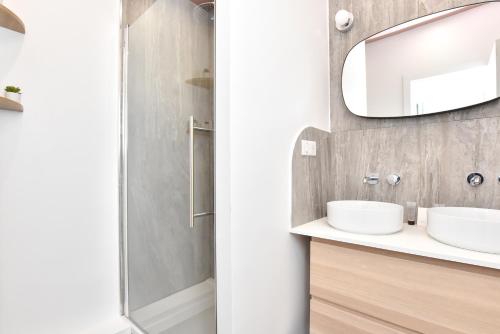 une salle de bain avec un lavabo et un miroir dans l'établissement Authentic apartment 1BR-4P République - Le Marais, à Paris