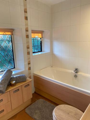 Ένα μπάνιο στο Chichester Retreat with Large Private Mature Garden