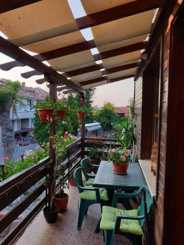 eine Terrasse mit einem Tisch und Stühlen auf dem Balkon in der Unterkunft Guest House Juja in Nessebar