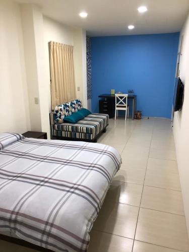 Rúm í herbergi á La Pace Hostel