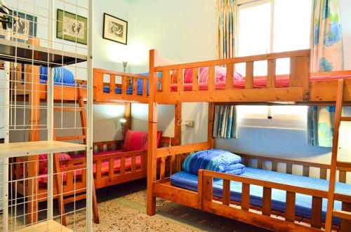 Rúm í herbergi á La Pace Hostel