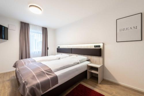 a bedroom with a large bed in a room at Prim Loge in Balgheim