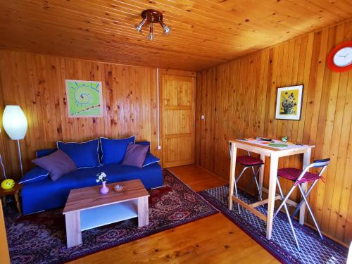 Area tempat duduk di MERIKOTKA - a cozy wooden cottage, sLOVEnia