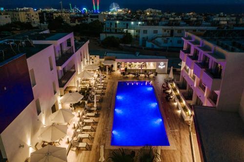 einen Blick über ein Hotel mit Pool in der Unterkunft Cosmo Napa Boutique Hotel in Ayia Napa