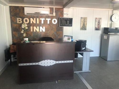 un ufficio con un bancone con un cartello che legge Bombino Inn di BONITTO INN® Monterrey Norte a Monterrey