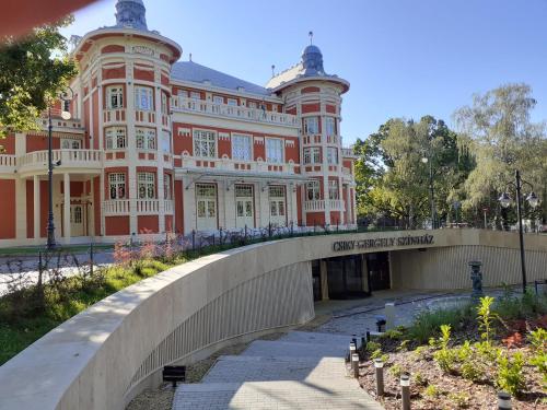 un gran edificio con un puente delante de él en HEMNES Apartman, en Kaposvár