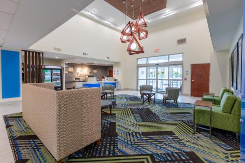 Holiday Inn Express & Suites Arlington North – Stadium Area, an IHG Hotel Image