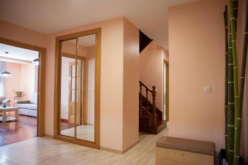 ビジャルバにあるLaros Pios Alojamiento 1のリビングルーム(鏡、階段付)