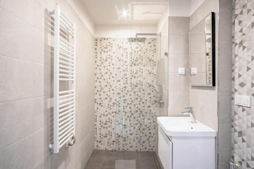 uma casa de banho com um WC, um lavatório e um chuveiro em MF Casa Galerius Apartment em Siófok