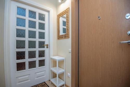 een badkamer met een deur en een plank ernaast bij Centro Apartment in Palanga