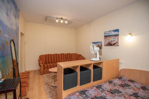 een woonkamer met een bank en een tafel bij Centro Apartment in Palanga