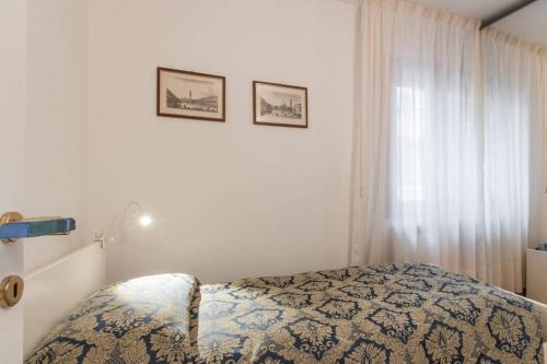 um quarto com uma cama e duas fotografias na parede em Ca' Cordoni - Charming Place in the heart of Venice em Veneza