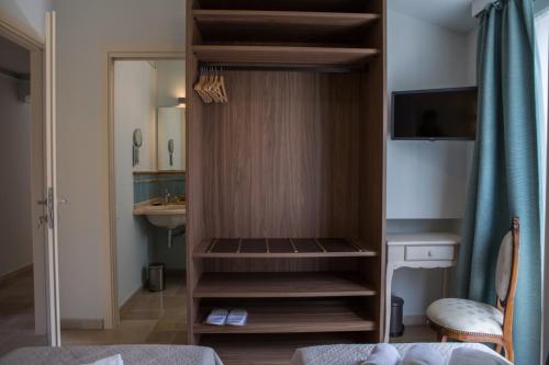 ein Schlafzimmer mit einem Holzschrank und einem Waschbecken in der Unterkunft B&B Borgo Marinaro in Porto San Giorgio