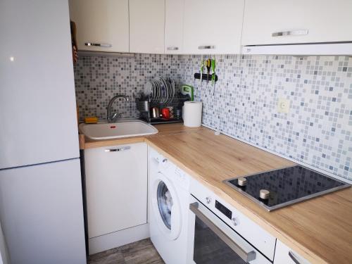 A kitchen or kitchenette at Уютные Апартаменты VIP PARK