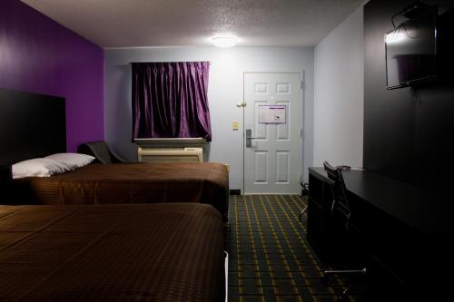 Posteľ alebo postele v izbe v ubytovaní Kings Inn