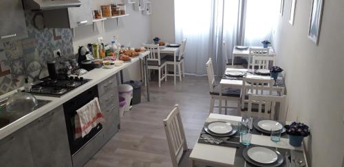 cocina con encimera y comedor en L'Opera dei Pupi B&b, en Avola